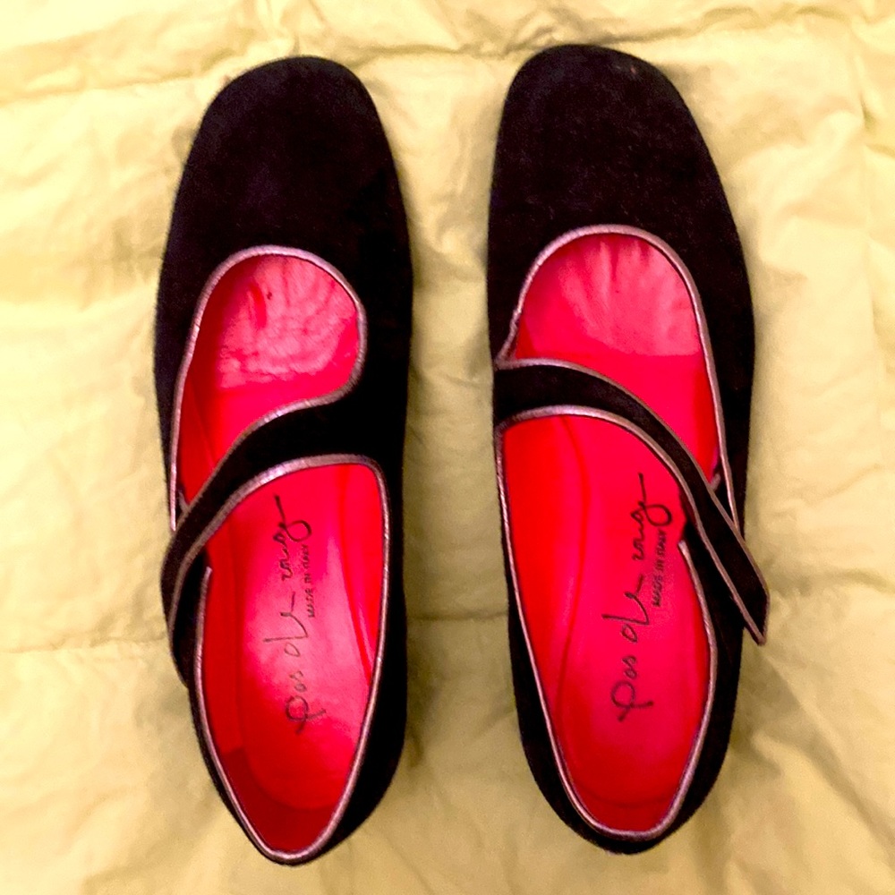 Gorgeous black wedge suede Mary Jane’s with gold trim. Perfect for dressy outfit